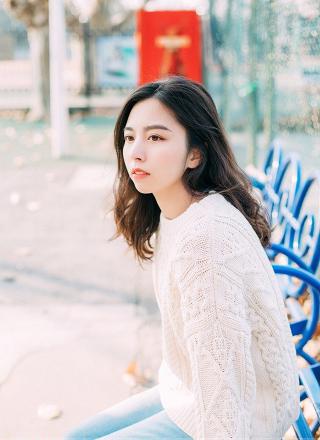 小保姆在厨房做饭